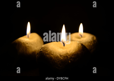 Tre candele isolato su nero Foto Stock