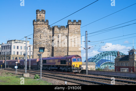 EWS del carbone treno passa Newcastle mantenere o castello, avvicinandosi alla stazione centrale di North East England Regno Unito Foto Stock