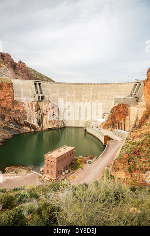 Stati Uniti d'America, Arizona, Apache Trail, Tonto dalla foresta nazionale di Roosevelt Lago diga sul fiume di sale. Foto Stock