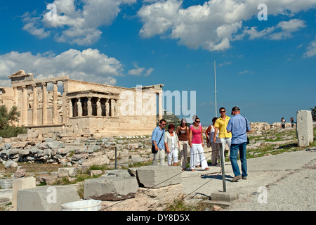 I turisti che è fotografata davanti al tempio Eretteo sull'Acropoli di Atene, Grecia, Foto Stock