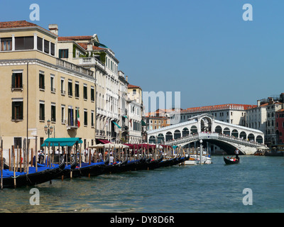 Canale grande con il ponte di Rialto, Venezia, Italia Foto Stock