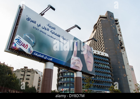 Un poster mostra una donna in abito nero subito dopo aver votato in occasione delle elezioni legislative del 30 dicembre 2005 a Beirut, in Libano. Foto Stock