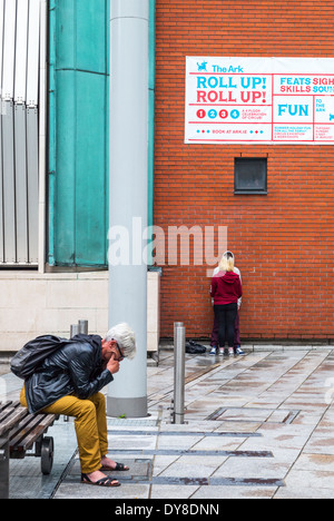 Irlanda, Dublino, persone in Mooting House square nel Temple Bar trimestre Foto Stock