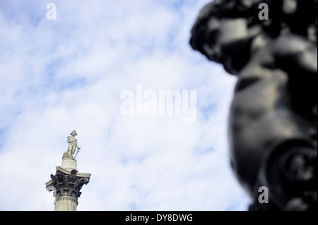 Londra - 5 Marzo: Ammiraglio Nelson colonna in Trafalgar Square il 5 marzo 2014 a Londra. Foto Stock