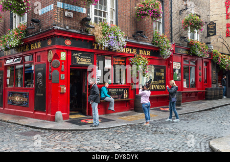 Irlanda, Dublino, persone in fron di un pub di Temple Bar trimestre Foto Stock