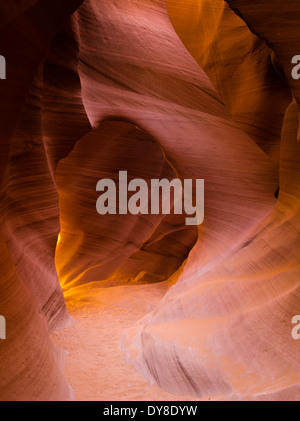 Vista di Antelope Canyon, un famoso canyon slot nella riserva Navajo, vicino pagina, AZ Foto Stock