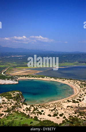 Famosa spiaggia di Voidokilià come visto da di Paleocastro ("old castle') di Navarino (Pilos), Messenia, Peloponneso, Grecia Foto Stock