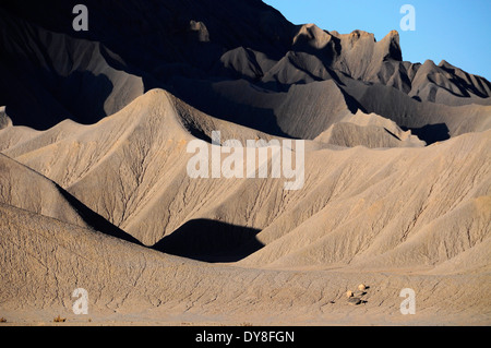 Il eroso Shale Badlands del Nord Caineville Mesa in Utah's San Rafael deserto. Foto Stock