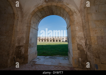 Nel cortile centrale del militare il castello fortificato di Sant Ferran, Figueres, Spagna Foto Stock