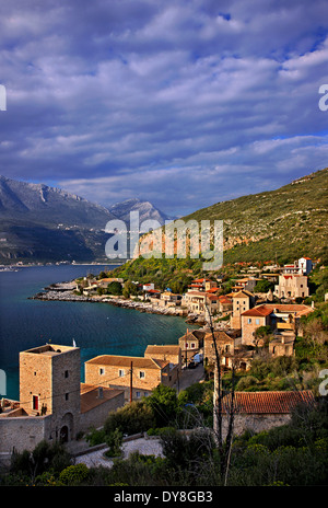 Limeni, uno dei più bei borghi marinari di Mani regione, Laconia, Peloponneso. Foto Stock