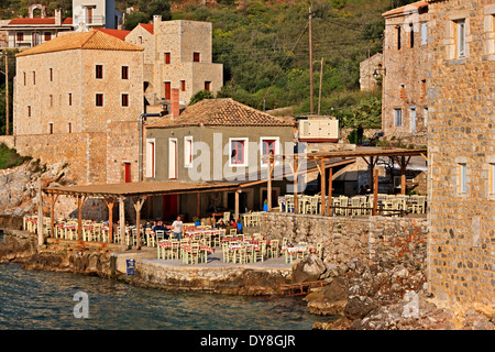 Taverna ("Takis') in Limeni, uno dei più bei borghi marinari di Mani regione, Laconia, Peloponneso. Foto Stock