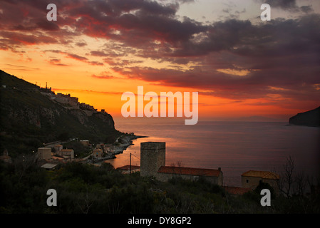 Tramonto a Limeni, uno dei più bei borghi marinari di Mani regione, Laconia, Peloponneso. Foto Stock