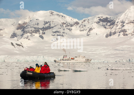 Le emissioni provenienti dalla Akademik Sergey Vavilov, un rafforzamento del ghiaccio nave per una crociera spedizione in Antartide Foto Stock