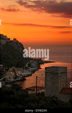 Tramonto a Limeni, uno dei più bei borghi marinari di Mani regione, Laconia, Peloponneso. Foto Stock