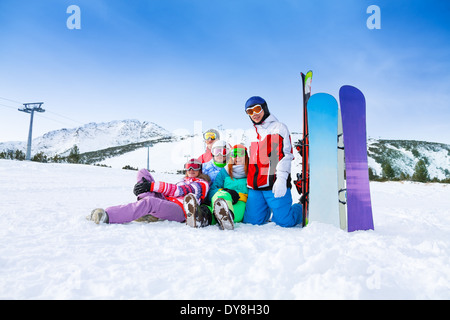 Amici sorridente con racchette da neve in montagna Foto Stock