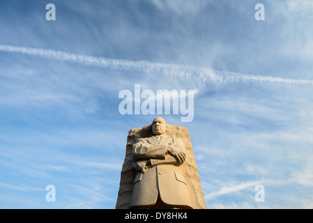 WASHINGTON DC, Stati Uniti d'America - La statua principale del Martin Luther King Jr Memorial a Washington DC insieme contro un gran parte cielo blu con nuvole di alta. Foto Stock