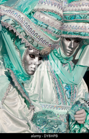 Ritratto di due donne mascherate in sfarzosi costumi e maschere di argento durante il carnevale di Venezia Foto Stock