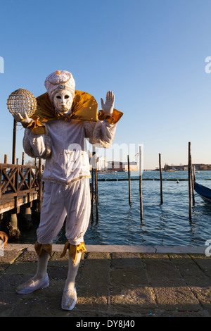 Carnevale di Venezia, ritratto di mago di gester in costume bianco da fantasia presso la laguna, corpo pieno, Carnevale di Venezia, Italia Foto Stock