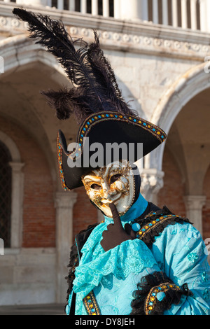 Il Carnevale di Venezia, maschio partecipante in costume da Giullare e hat Foto Stock