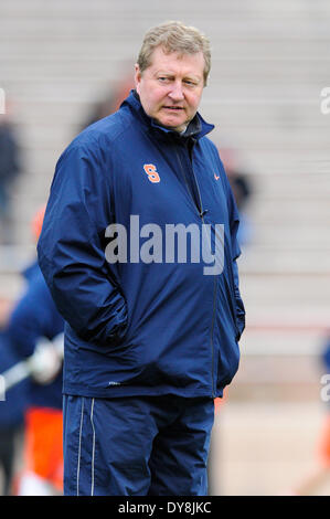 Ithaca, New York, Stati Uniti d'America. 8 apr, 2014. 8 aprile 2014: Syracuse Orange head coach John Desko guarda prima di uno degli uomini del NCAA Lacrosse gioco tra il siracusano arancione e il Cornell Big Red in campo Schoellkopf in Ithaca, New York. Siracusa ha vinto il gioco 13-9. Ricca Barnes/CSM/Alamy Live News Foto Stock