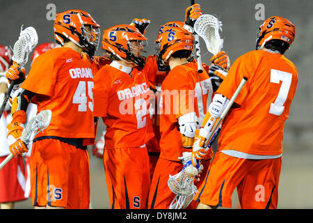 Ithaca, New York, Stati Uniti d'America. 8 apr, 2014. 8 aprile 2014: Syracuse Orange giocatori festeggiare un obiettivo durante un degli uomini del NCAA Lacrosse gioco tra il siracusano arancione e il Cornell Big Red in campo Schoellkopf in Ithaca, New York. Siracusa ha vinto il gioco 13-9. Ricca Barnes/CSM/Alamy Live News Foto Stock