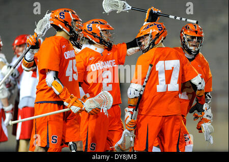 Ithaca, New York, Stati Uniti d'America. 8 apr, 2014. 8 aprile 2014: Syracuse Orange giocatori festeggiare un obiettivo durante un degli uomini del NCAA Lacrosse gioco tra il siracusano arancione e il Cornell Big Red in campo Schoellkopf in Ithaca, New York. Siracusa ha vinto il gioco 13-9. Ricca Barnes/CSM/Alamy Live News Foto Stock