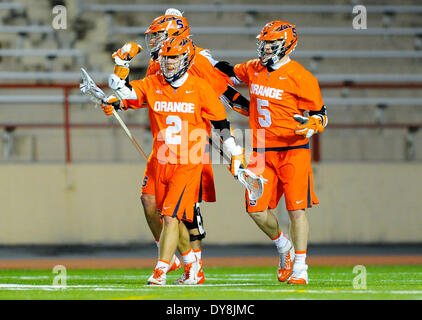 Ithaca, New York, Stati Uniti d'America. 8 apr, 2014. 8 aprile 2014: Syracuse Orange attackman Kevin riso (2) celebra un obiettivo durante un degli uomini del NCAA Lacrosse gioco tra il siracusano arancione e il Cornell Big Red in campo Schoellkopf in Ithaca, New York. Siracusa ha vinto il gioco 13-9. Ricca Barnes/CSM/Alamy Live News Foto Stock