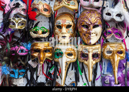 Carnevale veneziano maschere su souvenir display stand Foto Stock