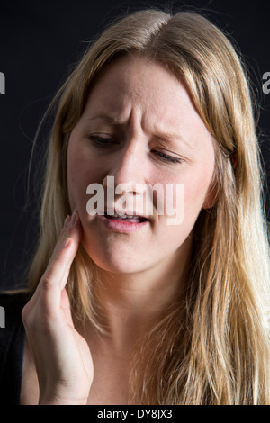 Giovane donna con il mal di denti, Foto Stock