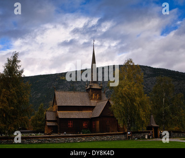 Immersa nella storia, l'antica chiesa di Lom testimonia il ricco patrimonio culturale e l'artigianato architettonico della Norvegia. Foto Stock