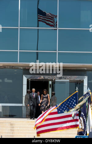 Pres. Barack Obama e la First Lady Michelle Obama arriva al memoriale di servizio per i soldati uccisi in ripresa a Fort Hood Army Post Foto Stock