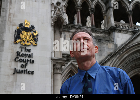 Peter Tatchell, attivista dei diritti umani al di fuori del Royal Courts of Justice di Londra, Regno Unito. Foto Stock