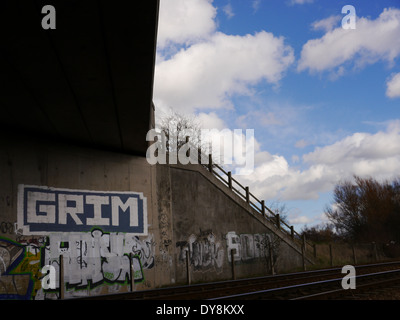Esempio di graffito / graffiti nel paesaggio urbano. A nord-est dell' Inghilterra, Regno Unito. Foto Stock