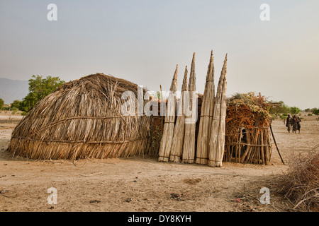 Africa rurale, capanne tradizionali dell'Arbore persone, Valle dell'Omo di Etiopia Foto Stock