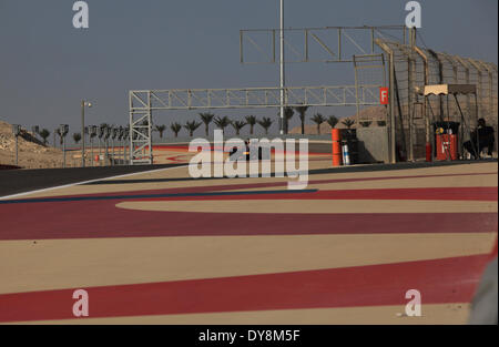 Manama, Bahrain. 9 Apr 2014. Red Bull Daniel Ricciardo rigidi durante il periodo della Formula 1 test sul circuito di Sakhir in Manama, Bahrein, il 9 aprile 2014. Credito: Hasan Jamali/Xinhua/Alamy Live News Foto Stock