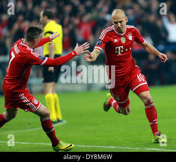 Monaco di Baviera, Germania. 9 Apr 2014. Del Bayern Monaco Arjen Robben (R) celebra il punteggio durante la UEFA Champions League quarti di finale di seconda gamba partita di calcio contro il Manchester United a Monaco di Baviera, Germania, il 9 aprile 2014. Il Bayern Monaco ha vinto la partita 3-1 per fissare il loro posto di ormeggio in semifinale. Credito: Luo Huanhuan/Xinhua/Alamy Live News Foto Stock