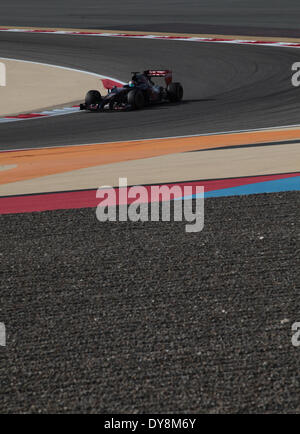 Manama, Bahrain. 9 Apr 2014. Toro Rosso Jean-Eric Vergne rigidi durante il periodo della Formula 1 test sul circuito di Sakhir in Manama, Bahrein, il 9 aprile 2014. Credito: Hasan Jamali/Xinhua/Alamy Live News Foto Stock