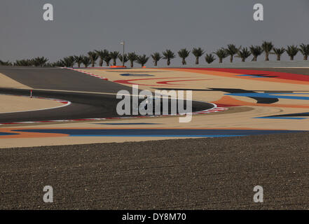 Manama, Bahrain. 9 Apr 2014. Di Mercedes Lewis Hamilton rigidi durante il periodo della Formula 1 test sul circuito di Sakhir in Manama, Bahrein, il 9 aprile 2014. Hamilton in cima alla classifica dei tempi all'evento. Credito: Hasan Jamali/Xinhua/Alamy Live News Foto Stock