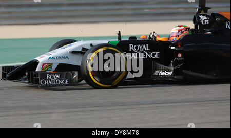 Manama, Bahrain. 9 Apr 2014. Force India di Sergio Perez rigidi durante il periodo della Formula 1 test sul circuito di Sakhir in Manama, Bahrein, il 9 aprile 2014. Credito: Hasan Jamali/Xinhua/Alamy Live News Foto Stock