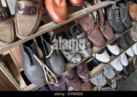 Scarpe su una rastrelliera per scarpe in una vecchia bottega del  calzolaio,, Muehldorf am Inn, Baviera, Germania, Europa Foto stock - Alamy