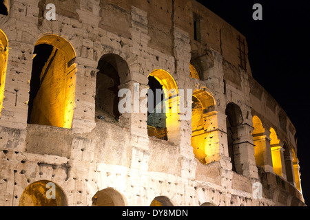 Vista ravvicinata del Colosseo di Roma di notte Roma, Italia Foto Stock