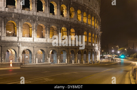 Svuotare la notte street davanti al Colosseo Roma, Italia Foto Stock
