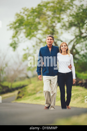 Felice amorevole coppia di mezza età camminando sulla bella strada di campagna Foto Stock