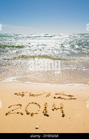 Le cifre del 2013 e 2014 sulla sabbia della spiaggia - Concetto di nuovo anno e passare del tempo Foto Stock