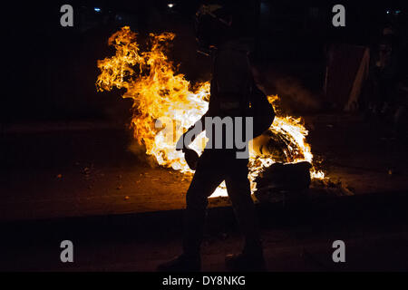 Caracas, Venezuela. 9 Apr 2014. Un residente prende parte alla protesta contro il governo in Cafetal, il comune di Baruta a Caracas, Venezuela, Aprile 9, 2014. Presidente Nicolas Maduro e Venezuela del leader dell'opposizione sono in grado di soddisfare il giovedì per colloqui volti a porre fine a due mesi mortali di proteste contro il governo. Credito: Manuel Hernandez/Xinhua/Alamy Live News Foto Stock