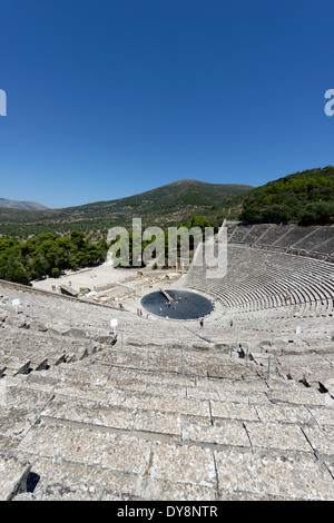 L'antico teatro greco presso un santuario Asklepios (Asclepio) Epidauro Peloponneso Grecia risalente al IV secolo Foto Stock