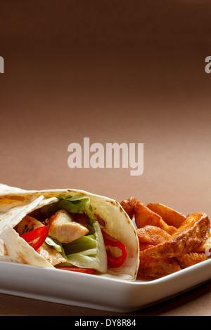 Tortilla con pollo, pomodori e lattuga Foto Stock
