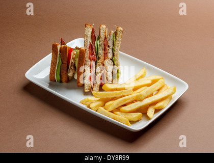 Deliziosa club sandwich con patate fritte Foto Stock