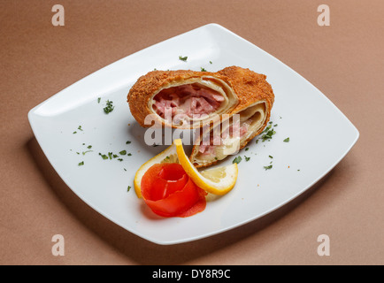 Frittelle ripiene di formaggio e prosciutto Foto Stock