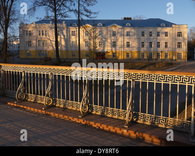 Collegio europeo e la facoltà di scienze sociali e istruzione, Università di Tartu mattina presto come si vede dalla Angel's Bridge Foto Stock